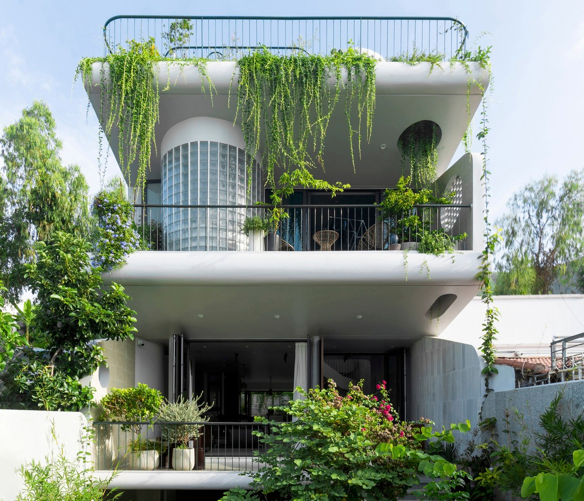 Ngôi nhà này tọa lạc tại trung tâm thành phố biển Nha Trang, là không gian sống cho một gia đình trẻ, cân bằng giữa cuộc sống hiện đại với mong muốn thư giãn và gần gũi với thiên nhiên.