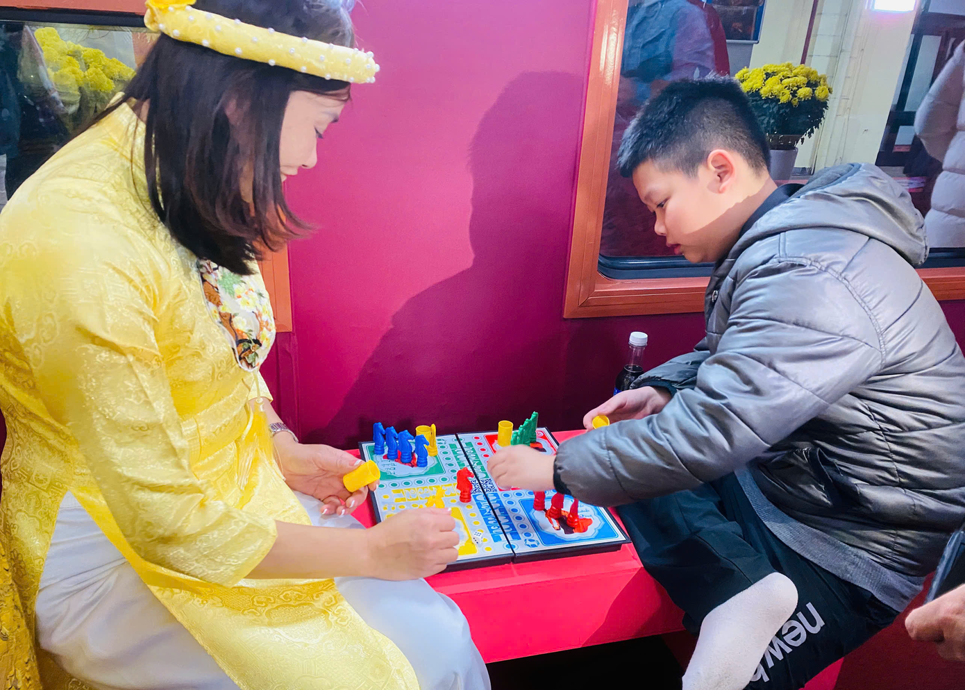 Trên 2 đoàn tàu này, ngành đường sắt Việt Nam bố trí 2 toa xe cộng đồng được thiết kế riêng, độc đáo với bên ngoài được vẽ những tác phẩm hội hoạ liên quan các hoạt động văn hoá dân gian ngày Tết như chợ hoa, viết thư pháp… Hai toa xe cộng đồng này cũng là nơi diễn ra các hoạt động sinh hoạt văn hóa cộng đồng trong suốt hành trình.