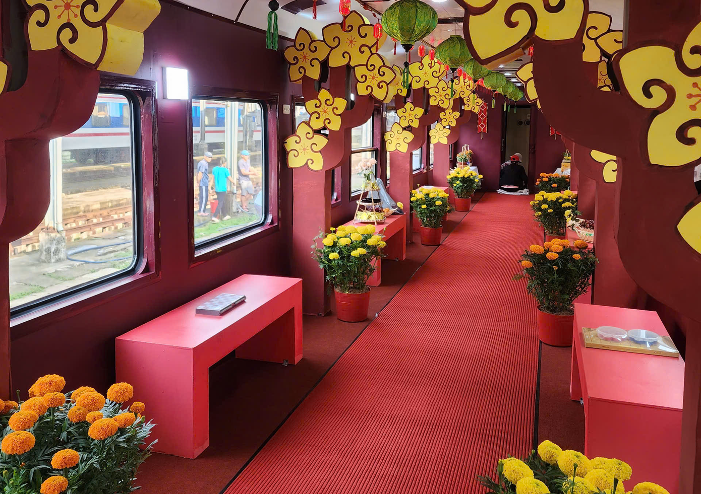 Ngành đường sắt Việt Nam vừa tổ chức 2 đoàn tàu mang tên “Chuyến tàu Xuân” có hành trình từ Hà Nội vào TPHCM và ngược lại. Trong đó, tàu SE1 xuất phát ga Hà Nội lúc 22h10 và tàu SE4 xuất phát ga Sài Gòn lúc 19h30 ngày 28/1.