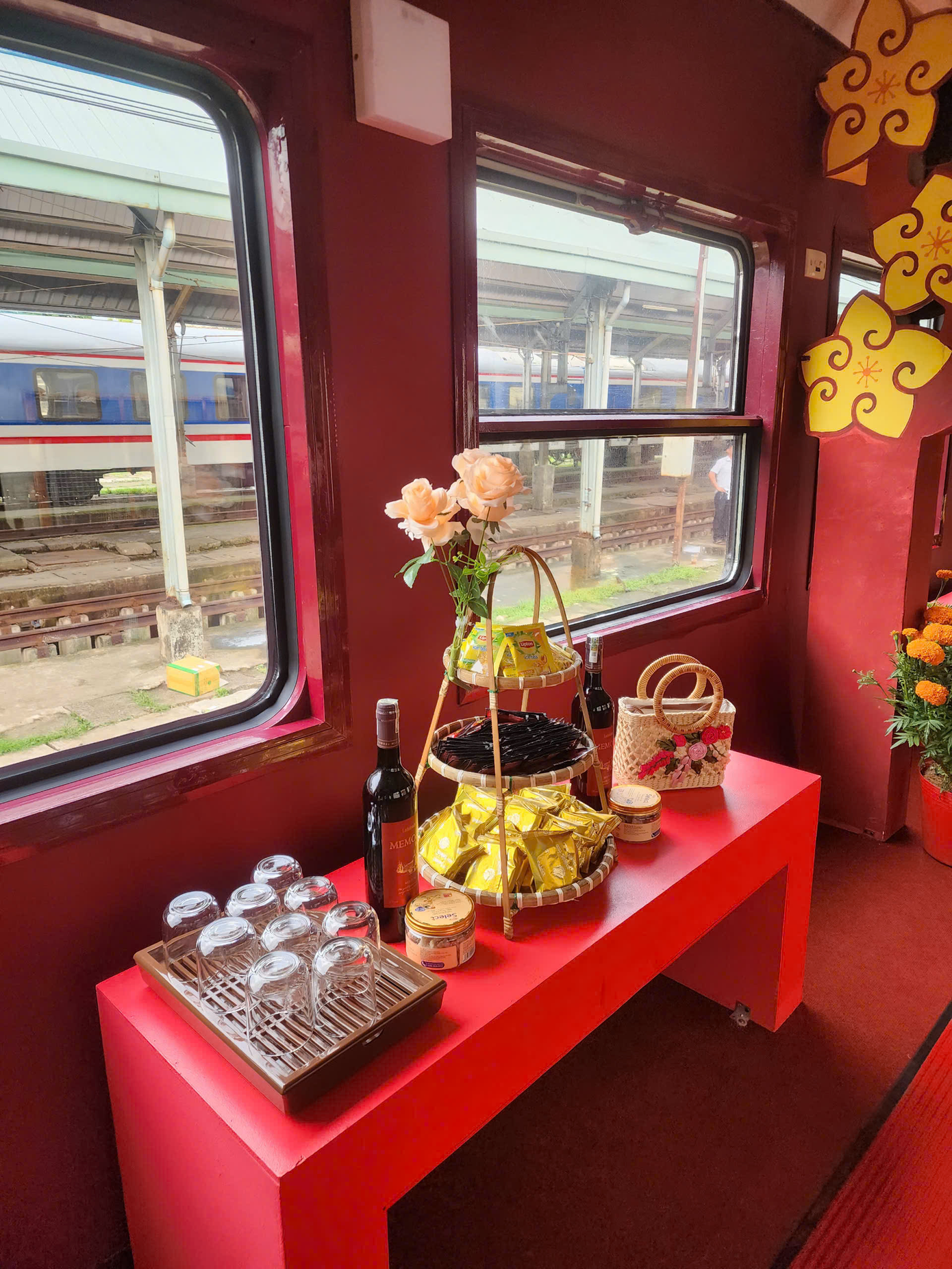 Trong dịp Tết Nguyên đán Ất Tỵ, ngành đường sắt sử dụng 54 đoàn xe, tổ chức chạy thường xuyên 7 đôi tàu khách chạy suốt giữa Hà Nội -TPHCM (tàu khách Thống Nhất) và 9 đôi tàu khách khu đoạn.