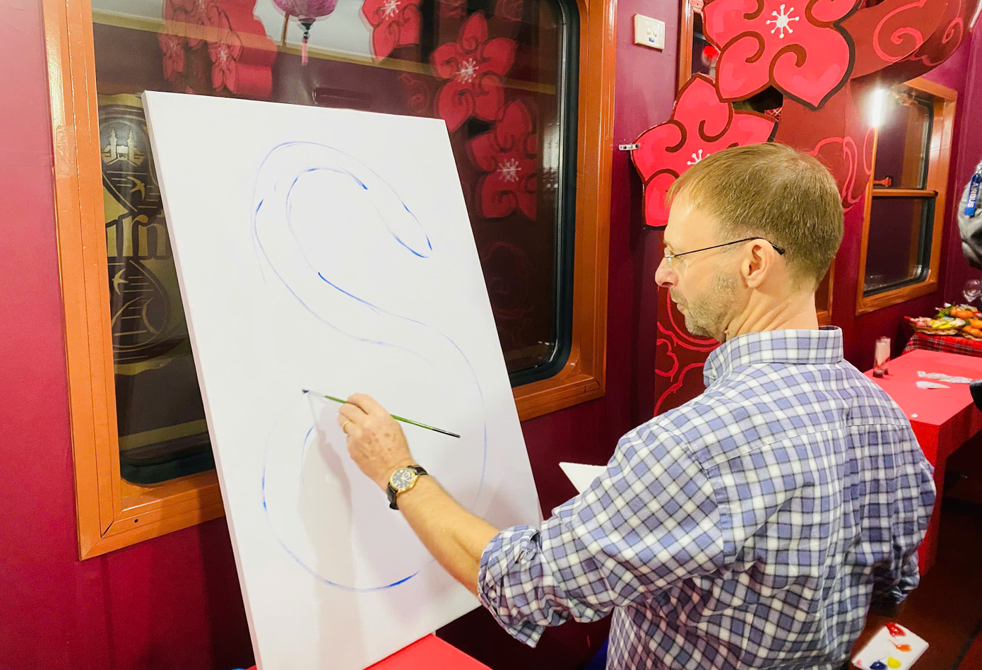 Điểm đặc biệt trên “Chuyến tàu xuân - SE1” hành khách sẽ có cơ hội được tham gia trại sáng tác “di động” trên tàu cùng các hoạ sĩ khắp 3 miền Bắc - Trung - Nam, có cơ hội nhận được các bức vẽ chân dung, tham gia nặn đất, vẽ tranh cùng các hoạ sĩ trong ngày đầu năm mới…