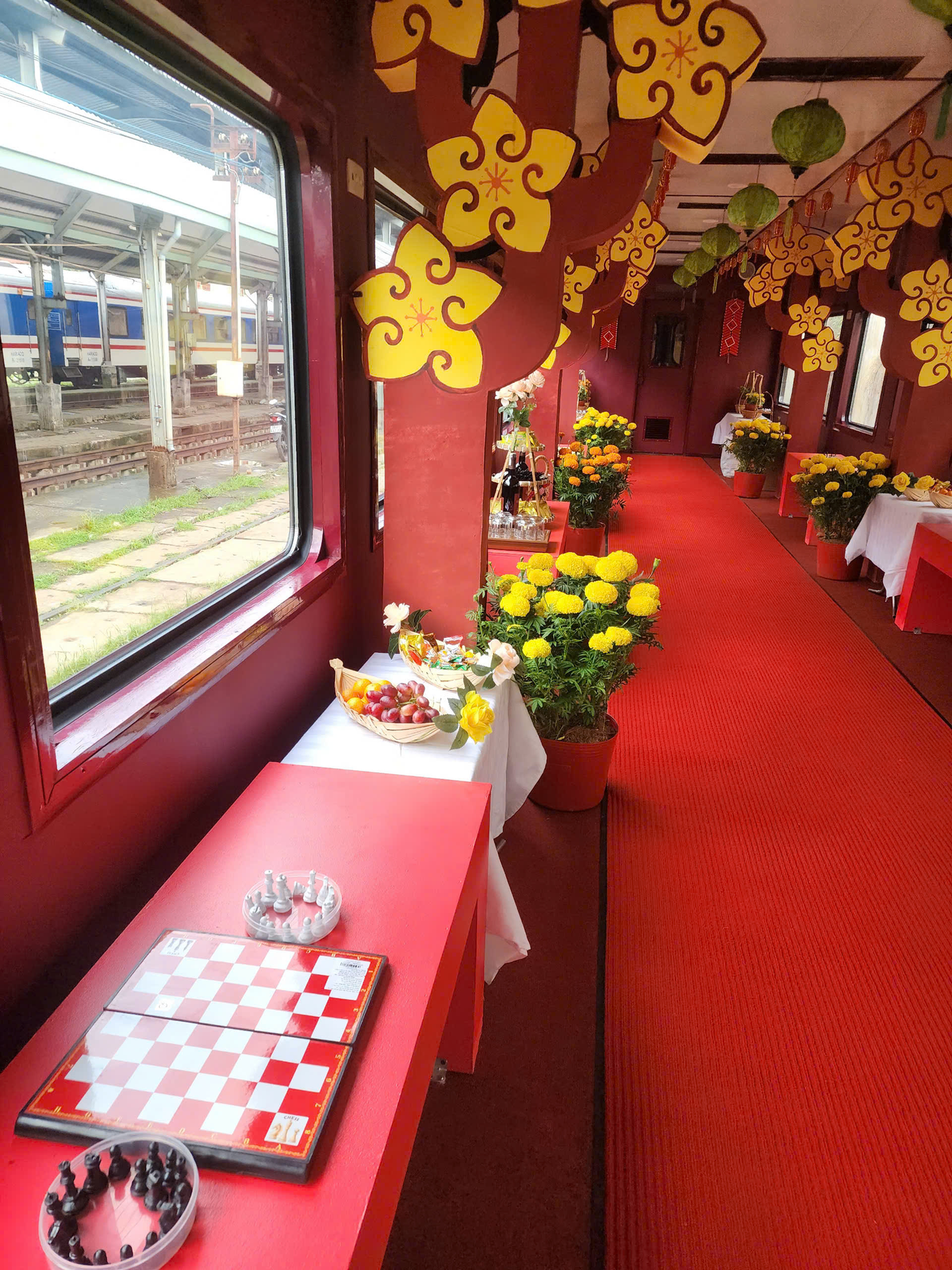 Trong dịp Tết Nguyên đán Ất Tỵ, ngành đường sắt sử dụng 54 đoàn xe, tổ chức chạy thường xuyên 7 đôi tàu khách chạy suốt giữa Hà Nội -TPHCM (tàu khách Thống Nhất) và 9 đôi tàu khách khu đoạn.