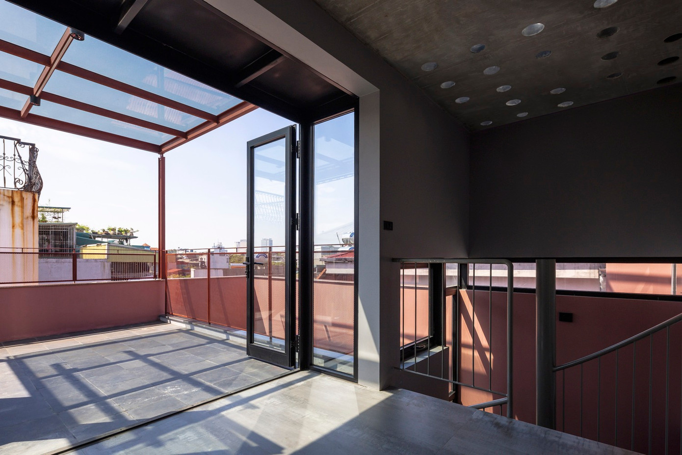 Các cửa kính và ô thoáng của ngôi nhà đều làm bằng kính trong, để không gian luôn ngập tràn ánh sáng tự nhiên. Các cửa kính và ô thoáng của ngôi nhà đều làm bằng kính trong, để không gian luôn ngập tràn ánh sáng tự nhiên.