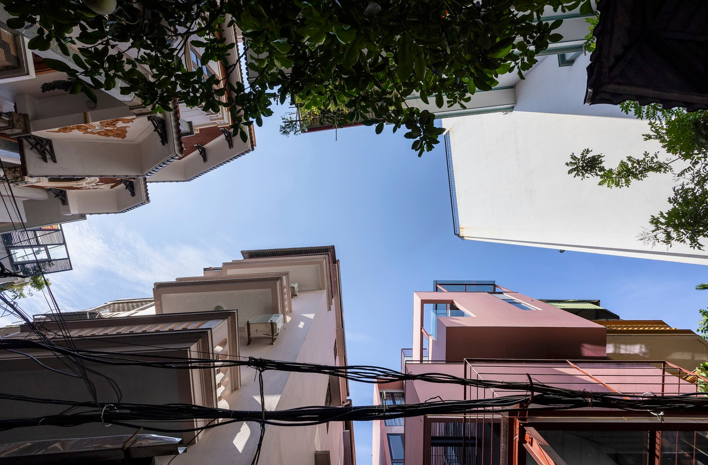 Tuy nhiên, việc phá dỡ toàn bộ những ngôi nhà này mà không cân nhắc kỹ lưỡng các khía cạnh ưu/nhược điểm có thể dẫn đến lãng phí không cần thiết. Do đó, đối với ngôi nhà liền kề 2,5 tầng có tuổi đời trên 20 năm tại Long Biên (Hà Nội) này, các kiến trúc sư quyết định tận dụng khối nhà cũ vì kết cấu mở của nó. Tuy nhiên, việc phá dỡ toàn bộ những ngôi nhà này mà không cân nhắc kỹ lưỡng các khía cạnh ưu/nhược điểm có thể dẫn đến lãng phí không cần thiết. Do đó, đối với ngôi nhà liền kề 2,5 tầng có tuổi đời trên 20 năm tại Long Biên (Hà Nội) này, các kiến trúc sư quyết định tận dụng khối nhà cũ vì kết cấu mở của nó.