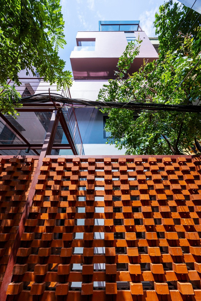 Nhờ sự tận dụng trong xây dựng và cải tạo mà hình ảnh ngôi nhà sau khi hoàn thành đã làm cho hàng xóm xung quanh không khỏi ngỡ ngàng. Nhờ sự tận dụng trong xây dựng và cải tạo mà hình ảnh ngôi nhà sau khi hoàn thành đã làm cho hàng xóm xung quanh không khỏi ngỡ ngàng.