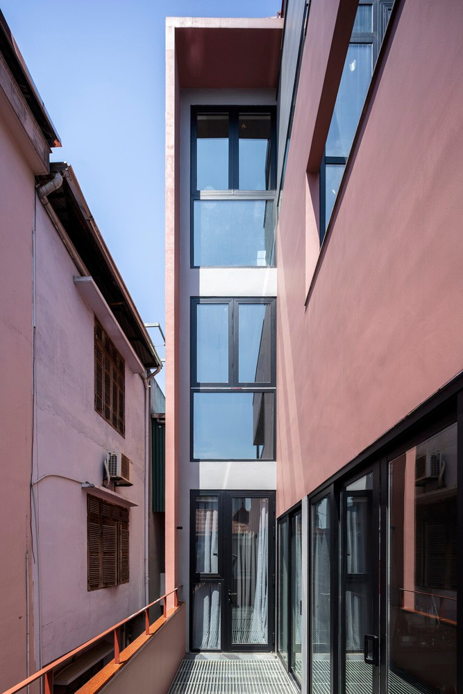 Bằng giải pháp tận dụng, nhóm thiết kế không chỉ tạo ra một khối nhà đa năng mà còn tiết kiệm đáng kể chi phí và thời gian xây dựng. Bằng giải pháp tận dụng, nhóm thiết kế không chỉ tạo ra một khối nhà đa năng mà còn tiết kiệm đáng kể chi phí và thời gian xây dựng.