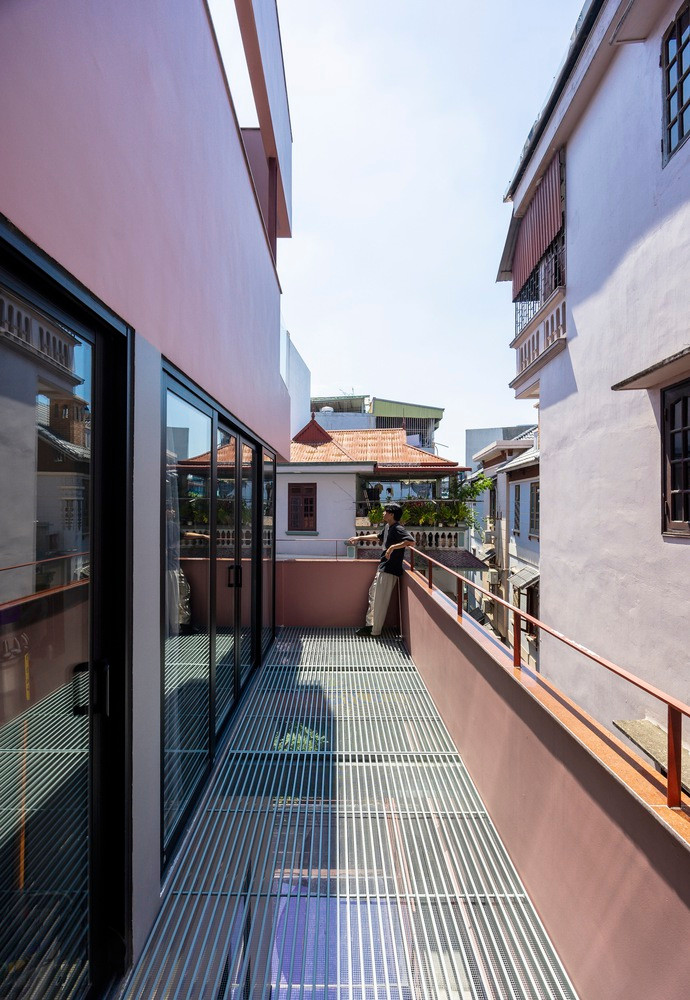 Một khối chức năng mới với lợi thế về tầm nhìn và kết nối với khu phố xung quanh xuất hiện sau khi cải tạo khối nhà cũ. Tầng thượng thành không gian thư giãn cho người ở sau một ngày làm việc mệt mỏi. Một khối chức năng mới với lợi thế về tầm nhìn và kết nối với khu phố xung quanh xuất hiện sau khi cải tạo khối nhà cũ. Tầng thượng thành không gian thư giãn cho người ở sau một ngày làm việc mệt mỏi.