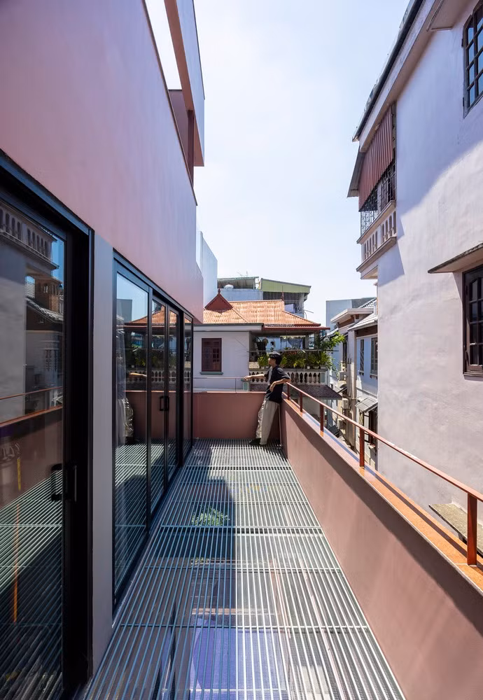Một khối chức năng mới với lợi thế về tầm nhìn và kết nối với khu phố xung quanh xuất hiện sau khi cải tạo khối nhà cũ. Tầng thượng thành không gian thư giãn cho người ở sau một ngày làm việc mệt mỏi.
