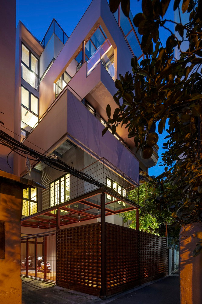 Để tạo ra bầu không khí tươi mới và thú vị, kiến trúc sư cho mặt tiền ngôi nhà một màu đỏ gạch rực rỡ. Để tạo ra bầu không khí tươi mới và thú vị, kiến trúc sư cho mặt tiền ngôi nhà một màu đỏ gạch rực rỡ.