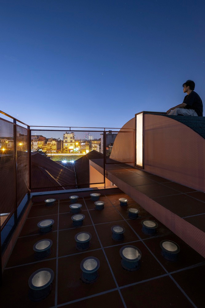 Một khối chức năng mới với lợi thế về tầm nhìn và kết nối với khu phố xung quanh xuất hiện sau khi cải tạo khối nhà cũ. Tầng thượng thành không gian thư giãn cho người ở sau một ngày làm việc mệt mỏi. Một khối chức năng mới với lợi thế về tầm nhìn và kết nối với khu phố xung quanh xuất hiện sau khi cải tạo khối nhà cũ. Tầng thượng thành không gian thư giãn cho người ở sau một ngày làm việc mệt mỏi.