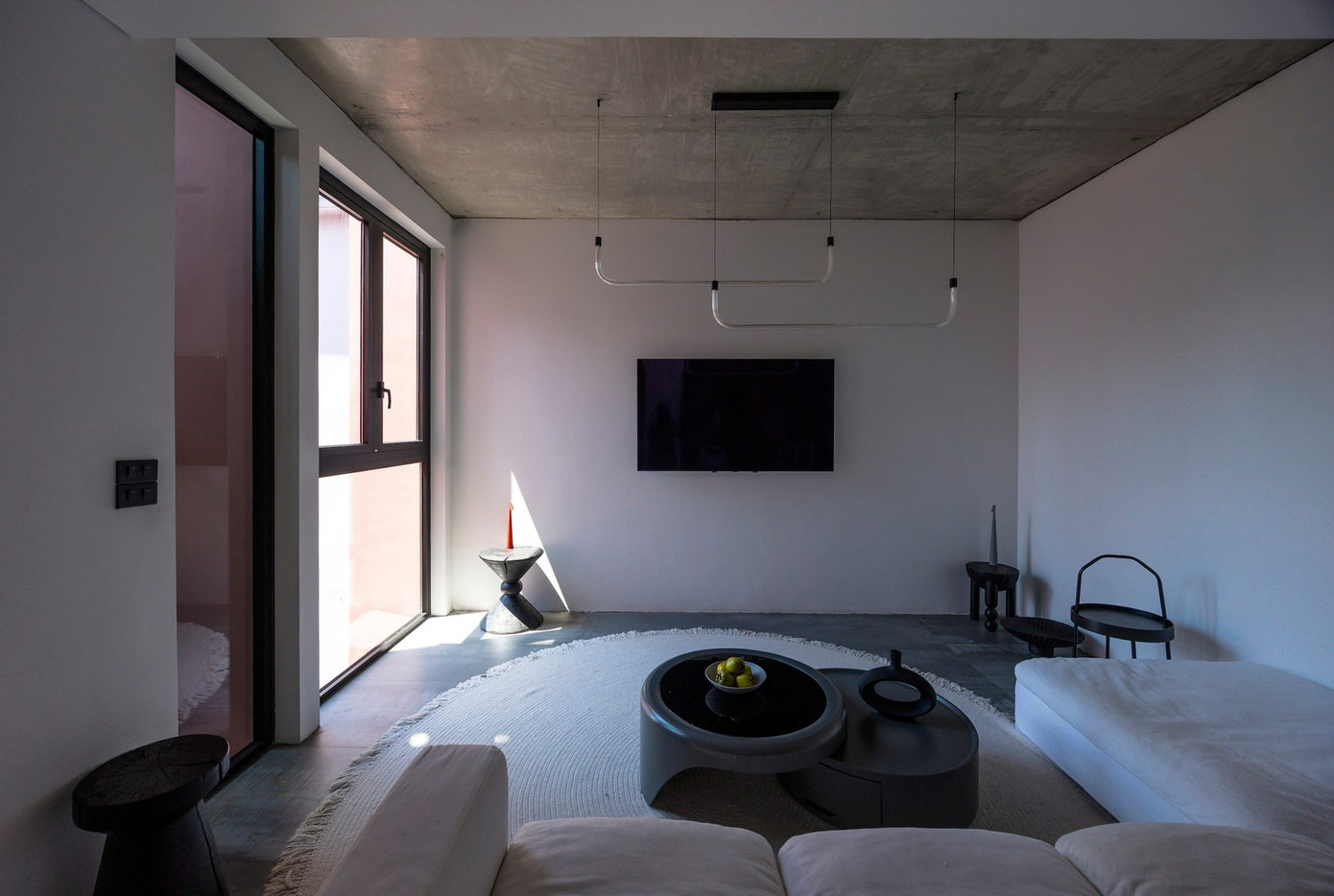 Nội thất sử dụng gam màu đơn sắc theo tông lạnh để tạo cảm giác đơn giản, gần gũi. Nội thất sử dụng gam màu đơn sắc theo tông lạnh để tạo cảm giác đơn giản, gần gũi.