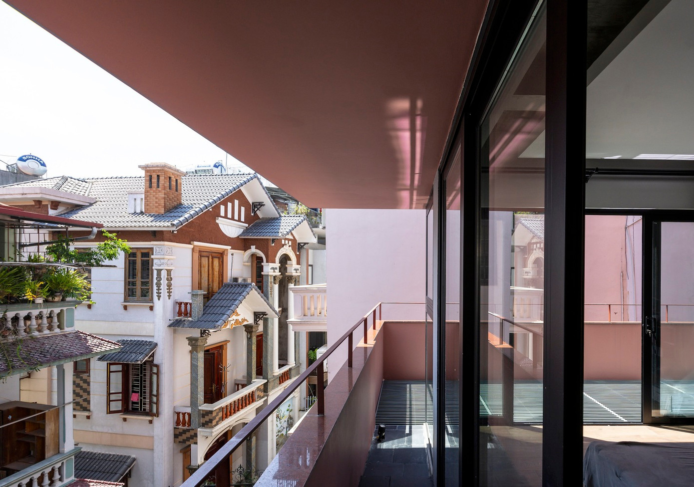 Kiến trúc sư chỉ thêm một số điều chỉnh tối thiểu để tăng cường kết cấu của tòa nhà. Kiến trúc sư chỉ thêm một số điều chỉnh tối thiểu để tăng cường kết cấu của tòa nhà.