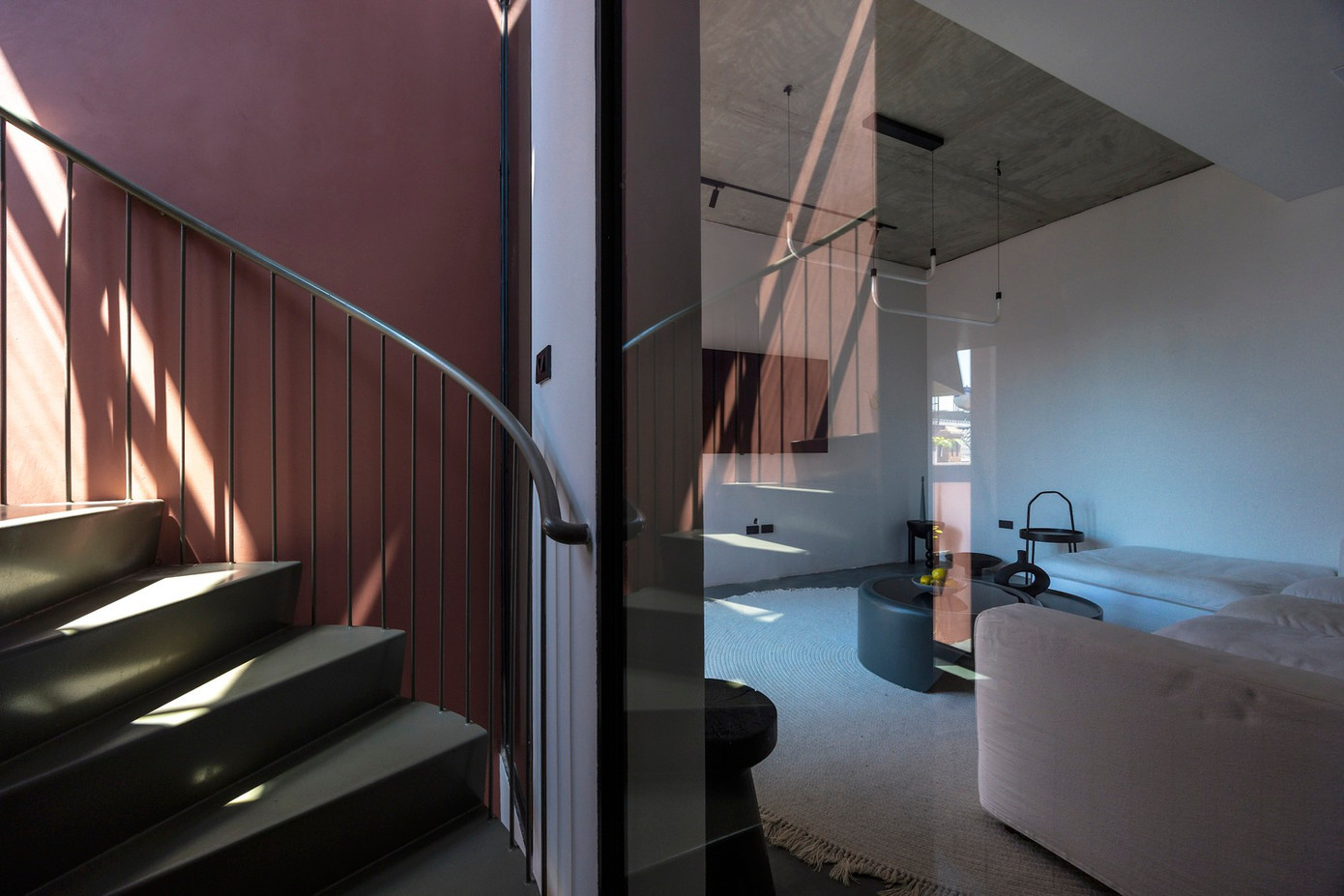 Nội thất sử dụng gam màu đơn sắc theo tông lạnh để tạo cảm giác đơn giản, gần gũi. Nội thất sử dụng gam màu đơn sắc theo tông lạnh để tạo cảm giác đơn giản, gần gũi.