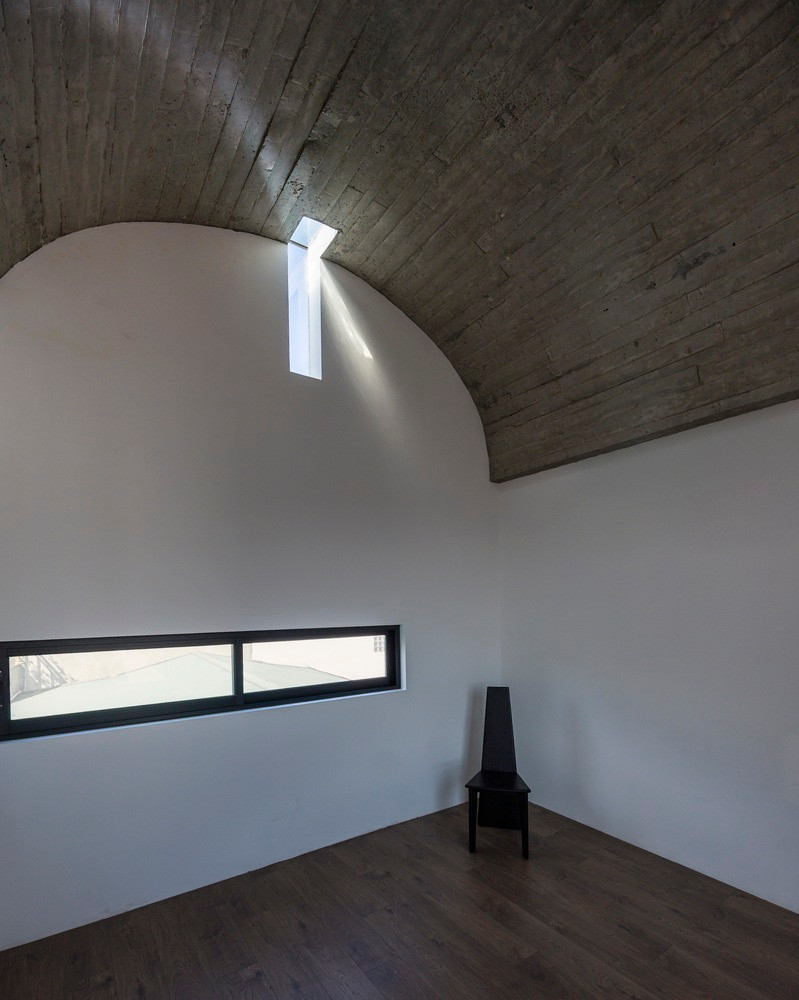 Các cửa kính và ô thoáng của ngôi nhà đều làm bằng kính trong, để không gian luôn ngập tràn ánh sáng tự nhiên. Các cửa kính và ô thoáng của ngôi nhà đều làm bằng kính trong, để không gian luôn ngập tràn ánh sáng tự nhiên.