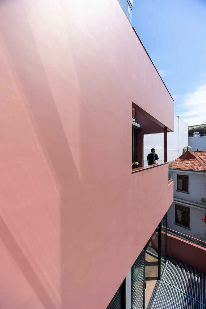 Để tạo ra bầu không khí tươi mới và thú vị, kiến trúc sư cho mặt tiền ngôi nhà một màu đỏ gạch rực rỡ. Để tạo ra bầu không khí tươi mới và thú vị, kiến trúc sư cho mặt tiền ngôi nhà một màu đỏ gạch rực rỡ.