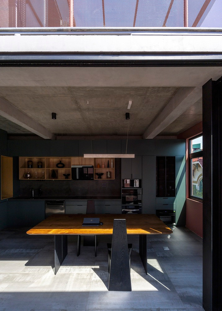 Bằng giải pháp tận dụng, nhóm thiết kế không chỉ tạo ra một khối nhà đa năng mà còn tiết kiệm đáng kể chi phí và thời gian xây dựng. Bằng giải pháp tận dụng, nhóm thiết kế không chỉ tạo ra một khối nhà đa năng mà còn tiết kiệm đáng kể chi phí và thời gian xây dựng.