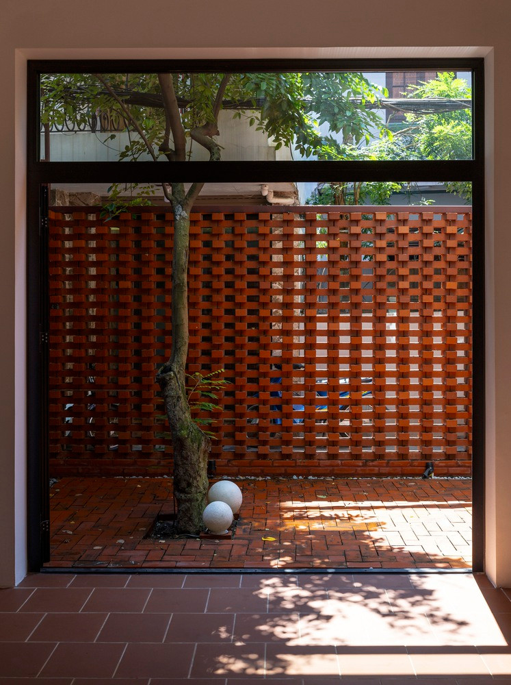 Nhờ sự tận dụng trong xây dựng và cải tạo mà hình ảnh ngôi nhà sau khi hoàn thành đã làm cho hàng xóm xung quanh không khỏi ngỡ ngàng. Nhờ sự tận dụng trong xây dựng và cải tạo mà hình ảnh ngôi nhà sau khi hoàn thành đã làm cho hàng xóm xung quanh không khỏi ngỡ ngàng.