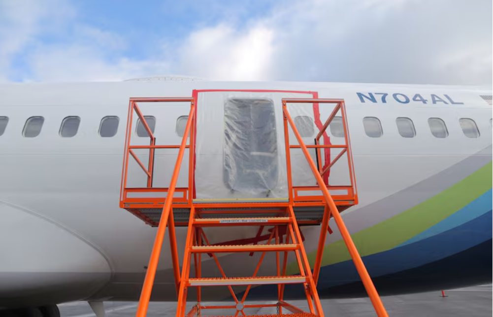 Một năm sau sự cố rơi tấm bịt cửa máy bay Boeing 737 MAX 9 của Hãng hàng không Alaska Airlines, Boeing tiếp tục bị FAA giám sát vô thời hạn. Ảnh: Reuters.