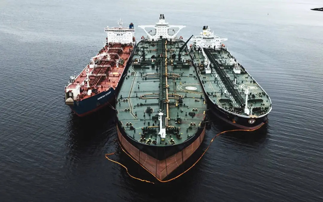 Giá cước vận tải biển tăng vọt sau khi Mỹ ra lệnh trừng phạt các tàu chở dầu của Nga. Ảnh: Unsplash.