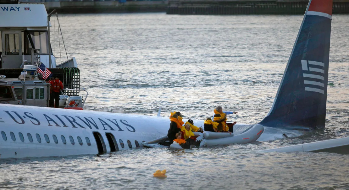 Chuyến bay 1549 của US Airways hạ cánh thành công xuống nước và giải cứu được tất cả hành khách năm 2009 là “phép màu trên sông Hudson”. Ảnh: Reuters.