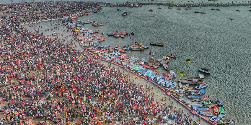 Theo Zee News, chỉ riêng trong 6 ngày đầu tiên của lễ hội Maha Kumbh Mela, hơn 75 triệu tín đồ và du khách đã tham gia tắm thánh tại nơi hợp lưu linh thiêng của sông Hằng, sông Yamuna và dòng sông huyền thoại Saraswati. Ảnh: AP.