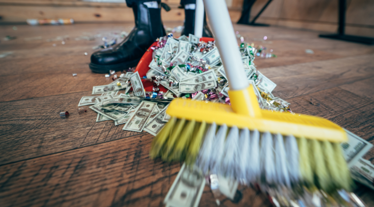 Đổ rác sau giao thừa sẽ quét đi tài lộc và may mắn của gia đình. Ảnh: Internet