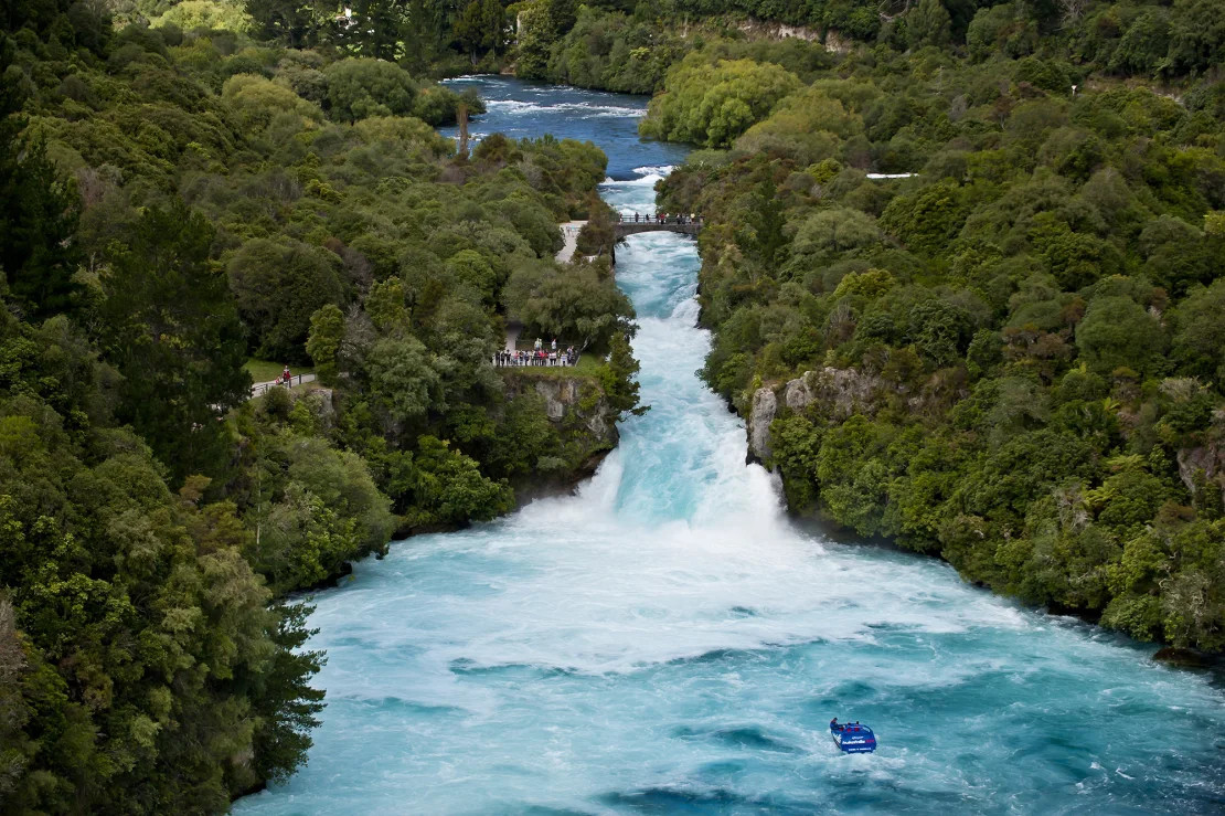 Thác Huka Taupō, New Zealand được cho là có thể tạo ra đủ năng lượng để lấp đầy một bể bơi kích thước Olympic chỉ trong 11 giây. Điểm đến này đang thu hút lượng lớn du khách đến ghé thăm thời gian gần đây. Ảnh: Taupō.