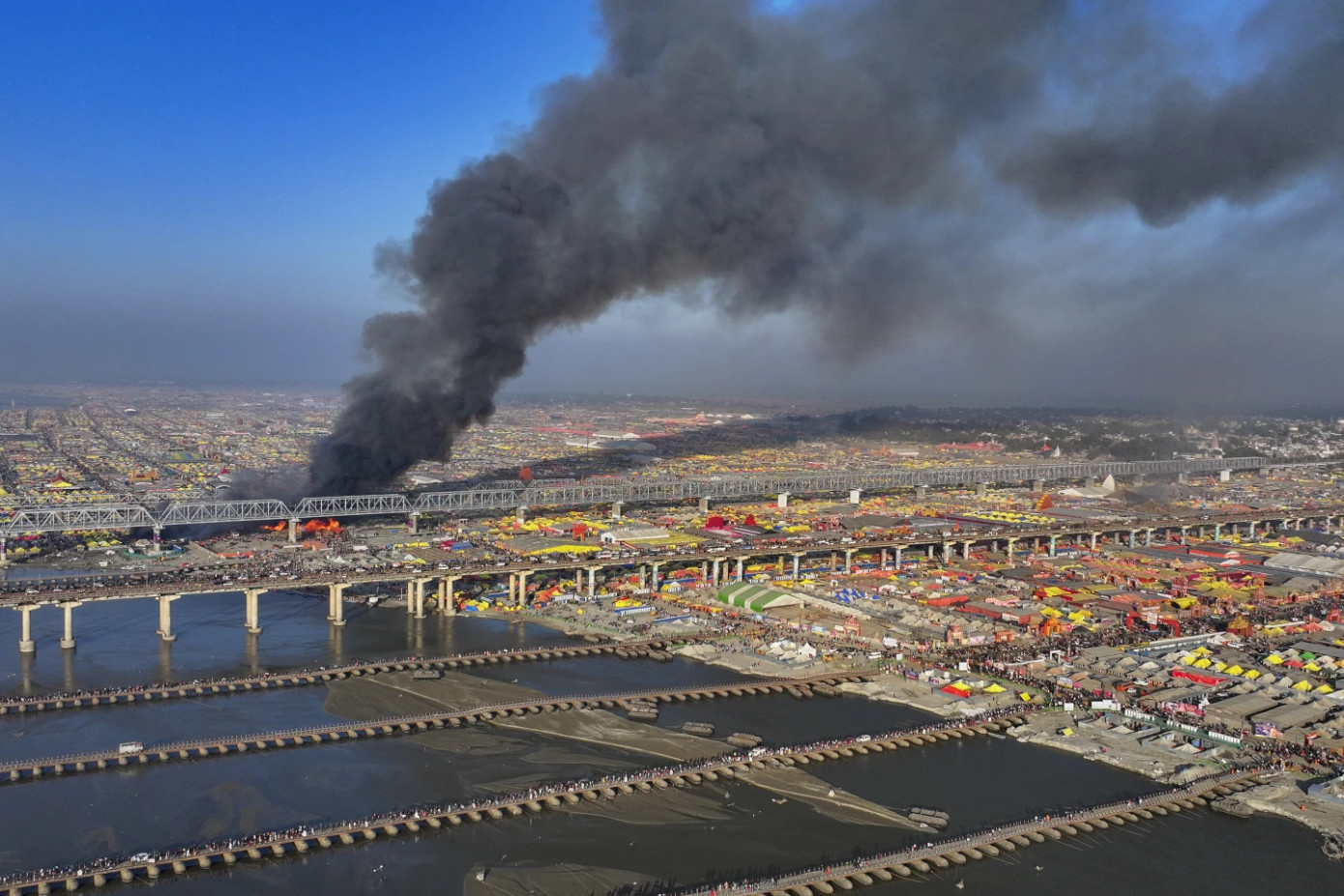 Hình ảnh khói bốc lên nghi ngút từ thành phố lều bạt rộng lớn, tại nơi hợp lưu của sông Hằng và sông Yamuna. Ảnh: AP.