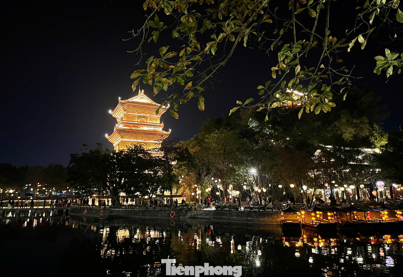 Theo tìm hiểu, phố cổ Hoa Lư mở cửa từ 7h đến 23h mỗi ngày, bao gồm cả các dịp lễ, Tết. Điểm nhấn thu hút du khách tại đây chính là tòa tháp Tứ Ân ở giữa hồ Kỳ Lân.