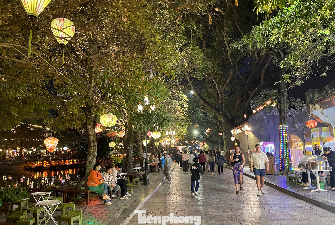 Không chỉ người dân Ninh Bình, mà hiện nay nhiều du khách trong nước và quốc tế cũng liên tục tìm đến phố cổ Hoa Lư, nhất là vào buổi tối để chụp ảnh.