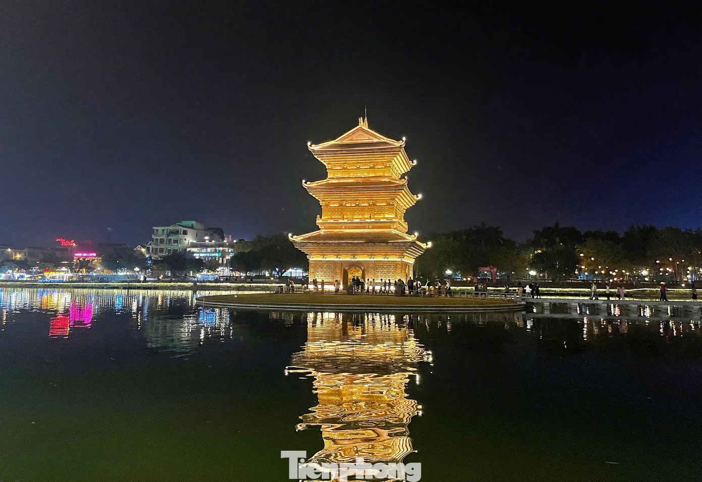 Tháp Tứ Ân được xây dựng bằng đá Granite đỏ với lối kiến trúc mang đậm nét văn hóa Phật giáo Việt Nam. Đặc biệt vào ban đêm, tòa tháp trở nên lung linh và huyền ảo hơn nhờ ánh đèn.