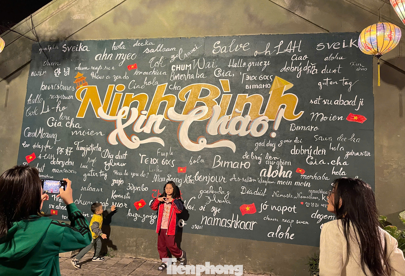 Ngoài ra, du khách còn có thể check-in tại bức tranh con đường di sản, quầy hương, thẻ điều ước, đền Mẫu và bản đồ "Việt Nam trong tôi"... tại phố cổ Hoa Lư.