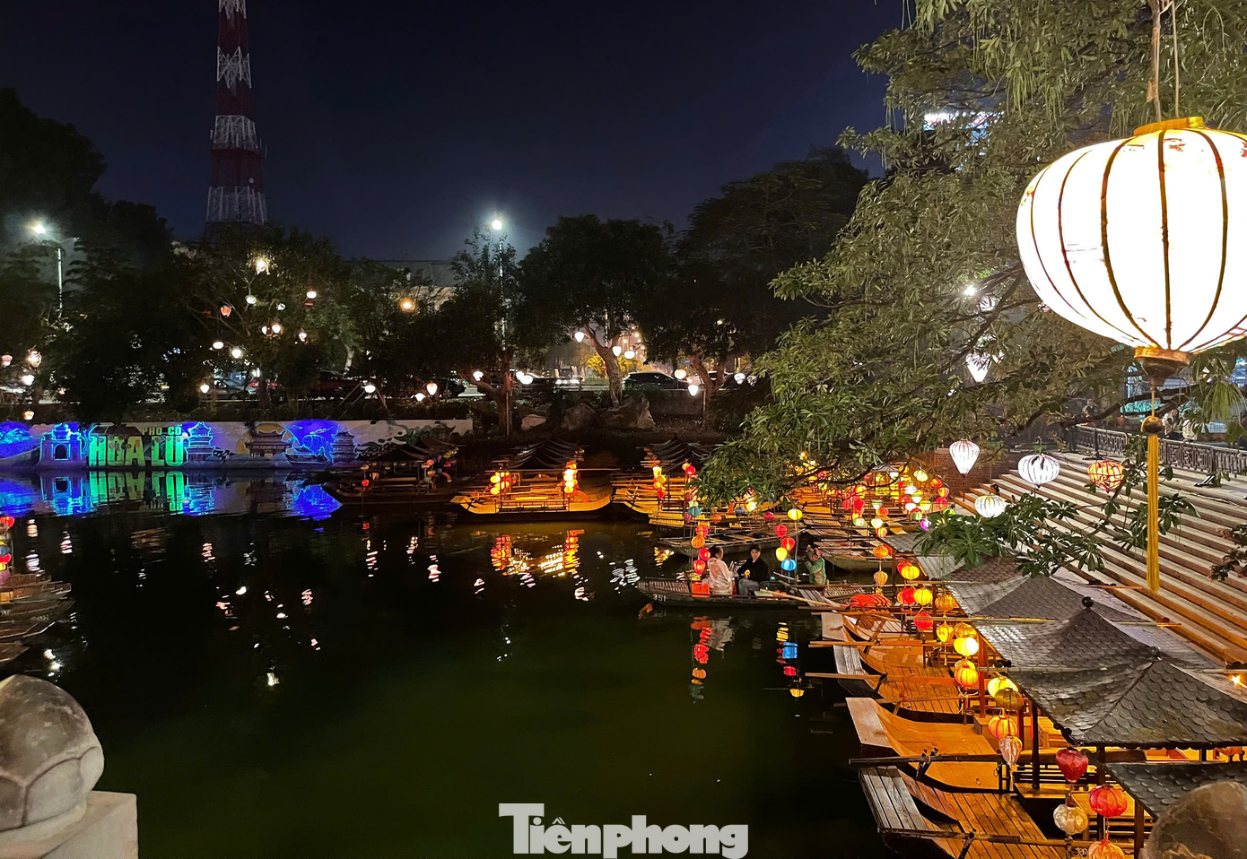 Không gian phố cổ về đêm.