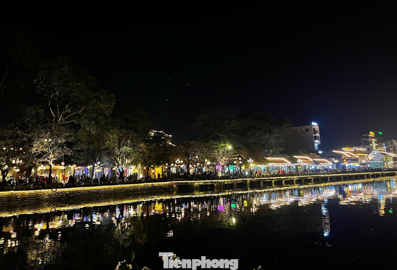 Theo tìm hiểu, phố cổ Hoa Lư mở cửa từ 7h đến 23h mỗi ngày, bao gồm cả các dịp lễ, Tết. Điểm nhấn thu hút du khách tại đây chính là tòa tháp Tứ Ân ở giữa hồ Kỳ Lân.