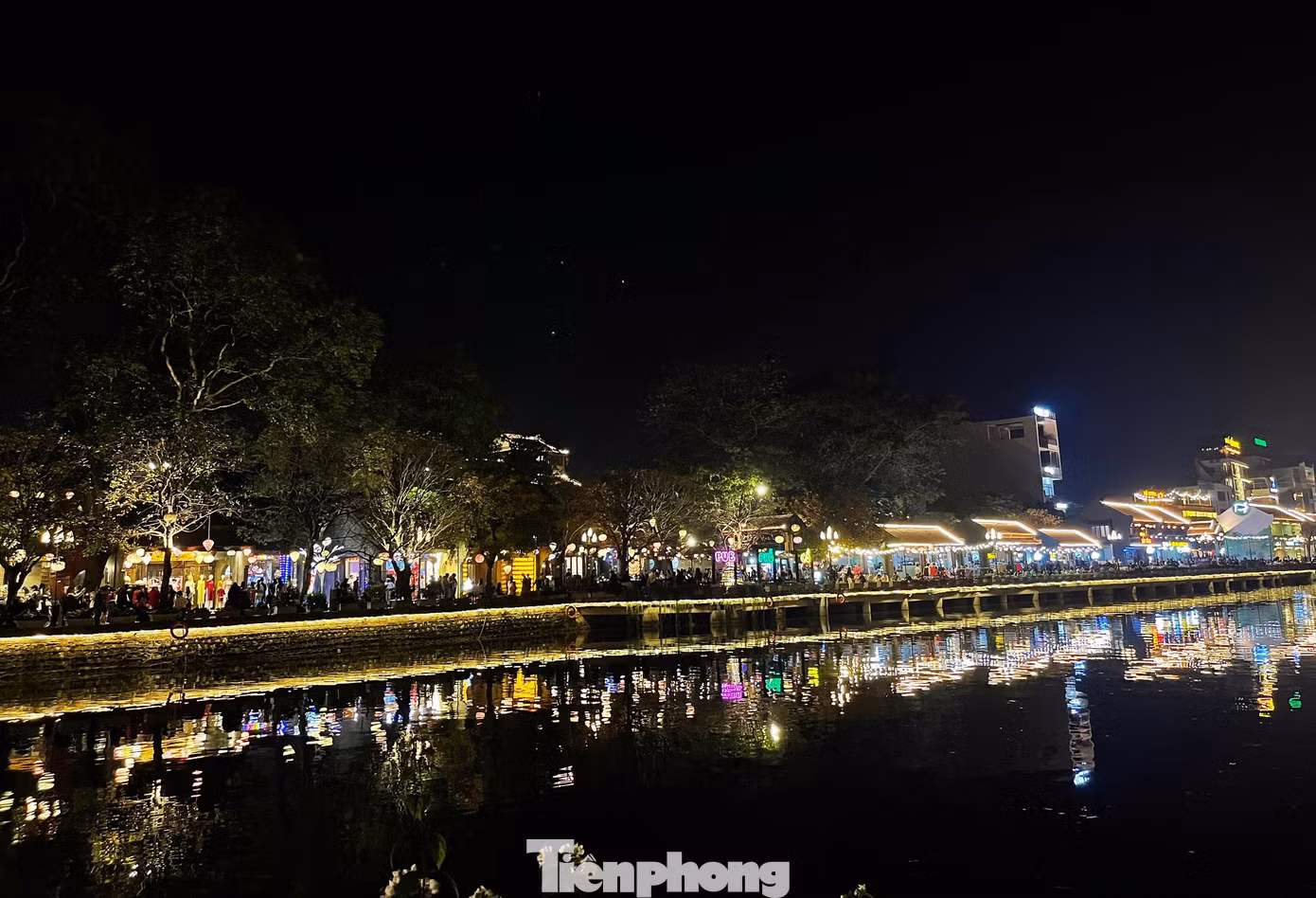 Theo tìm hiểu, phố cổ Hoa Lư mở cửa từ 7h đến 23h mỗi ngày, bao gồm cả các dịp lễ, Tết. Điểm nhấn thu hút du khách tại đây chính là tòa tháp Tứ Ân ở giữa hồ Kỳ Lân.