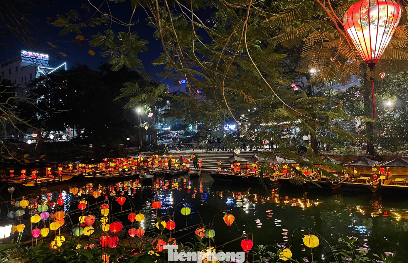 Không gian phố cổ về đêm.