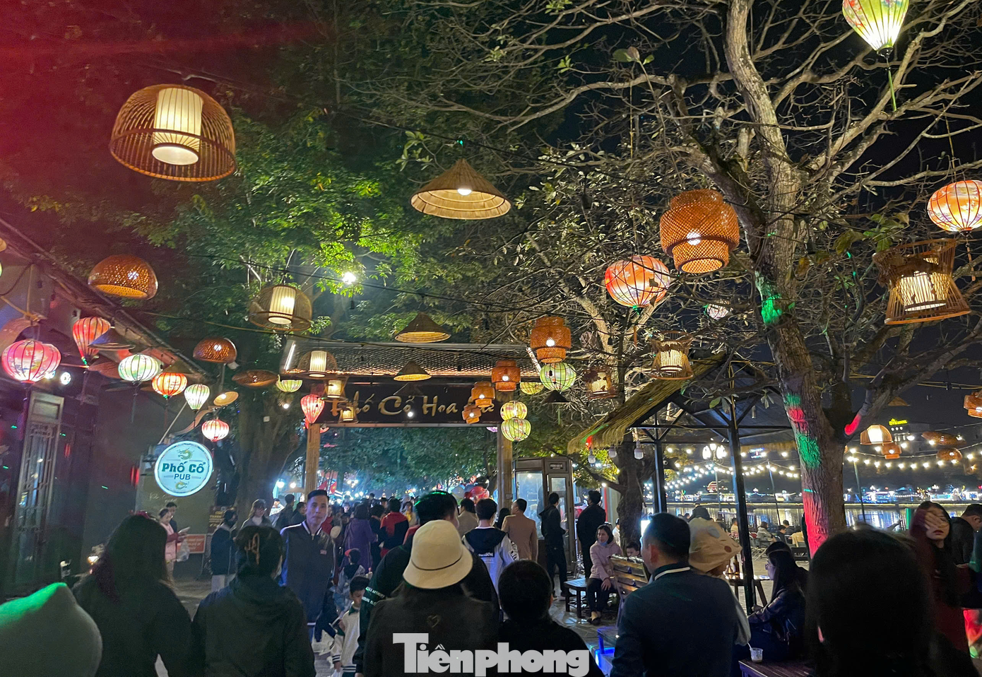 Không chỉ người dân Ninh Bình, mà hiện nay nhiều du khách trong nước và quốc tế cũng liên tục tìm đến phố cổ Hoa Lư, nhất là vào buổi tối để chụp ảnh.