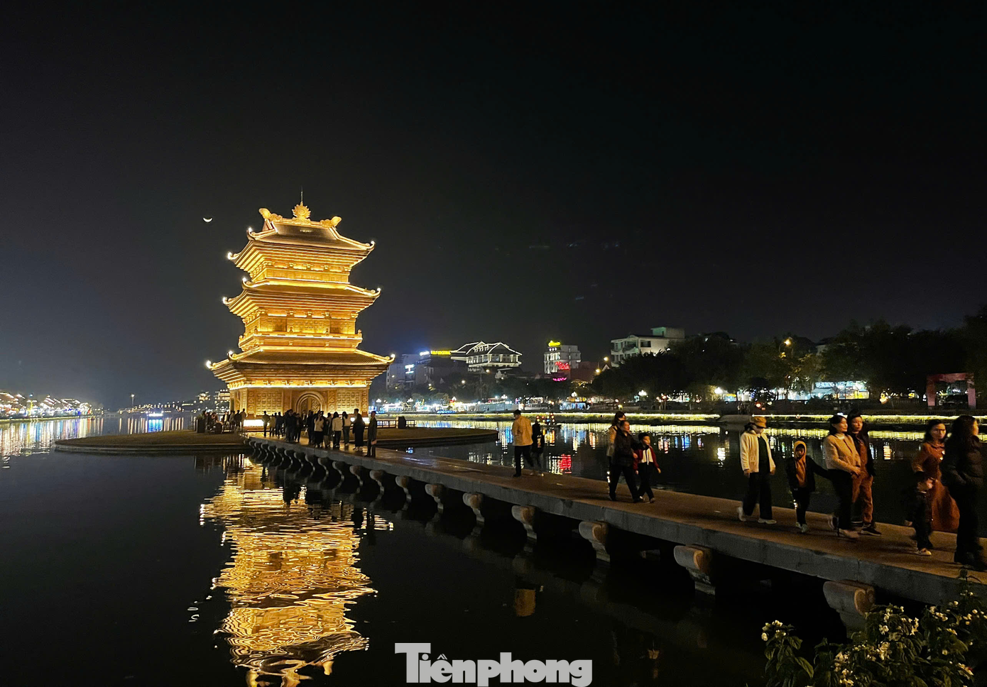 Tháp Tứ Ân được xây dựng bằng đá Granite đỏ với lối kiến trúc mang đậm nét văn hóa Phật giáo Việt Nam. Đặc biệt vào ban đêm, tòa tháp trở nên lung linh và huyền ảo hơn nhờ ánh đèn.