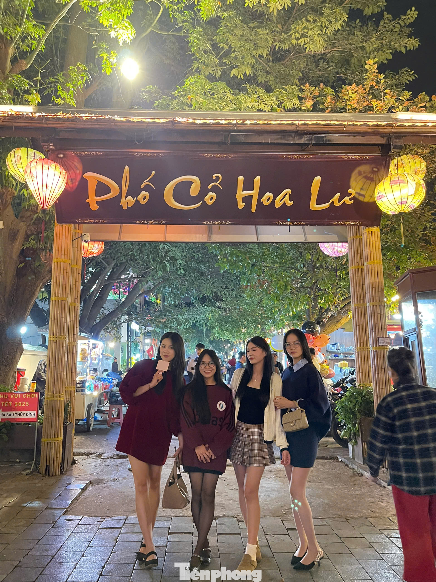 Phố cổ Hoa Lư nằm trong khuôn viên hồ Kỳ Lân, tại số 1 đường Trần Hưng Đạo, phường Tân Thành, thành phố Ninh Bình. Nơi này được khánh thành và đưa vào hoạt động từ đầu năm 2022.