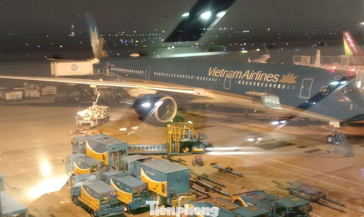 Để đáp ứng nhu cầu đi lại của hành khách dịp Tết, các hãng HKVN đang đẩy mạnh việc khai thác các chuyến bay đêm. Ảnh: Lộc Liên. Để đáp ứng nhu cầu đi lại của hành khách dịp Tết, các hãng HKVN đang đẩy mạnh việc khai thác các chuyến bay đêm. Ảnh: Lộc Liên.