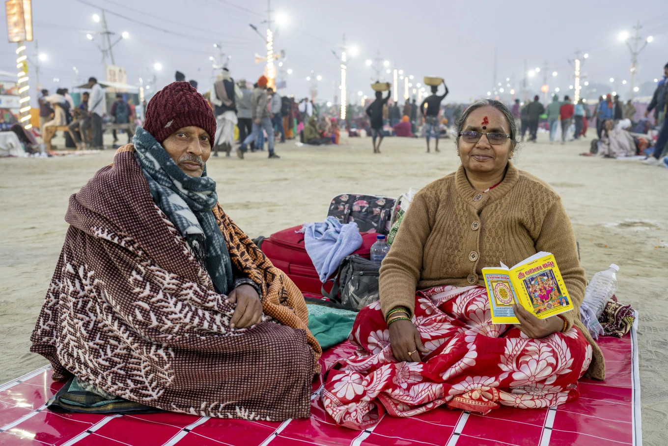 AP thông tin, bên cạnh những hình ảnh sôi động của lễ hội thì hàng chục triệu tín đồ cũng phải vật lộn để sinh hoạt tại đây. Điển hình là nhiều người phủ bạt trên đất, dùng túi làm gối và phủ chăn từ đầu đến chân khi ngủ ngoài trời, để tránh lạnh và muỗi. Ảnh: AP. AP thông tin, bên cạnh những hình ảnh sôi động của lễ hội thì hàng chục triệu tín đồ cũng phải vật lộn để sinh hoạt tại đây. Điển hình là nhiều người phủ bạt trên đất, dùng túi làm gối và phủ chăn từ đầu đến chân khi ngủ ngoài trời, để tránh lạnh và muỗi. Ảnh: AP.