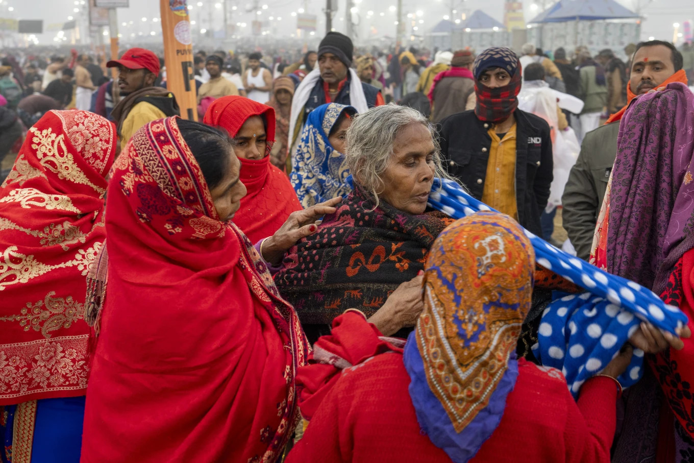 Một người hành hương lớn tuổi được các thành viên trong gia đình giúp mặc quần áo sau khi ngâm mình dưới nước lạnh. Một người hành hương lớn tuổi được các thành viên trong gia đình giúp mặc quần áo sau khi ngâm mình dưới nước lạnh.