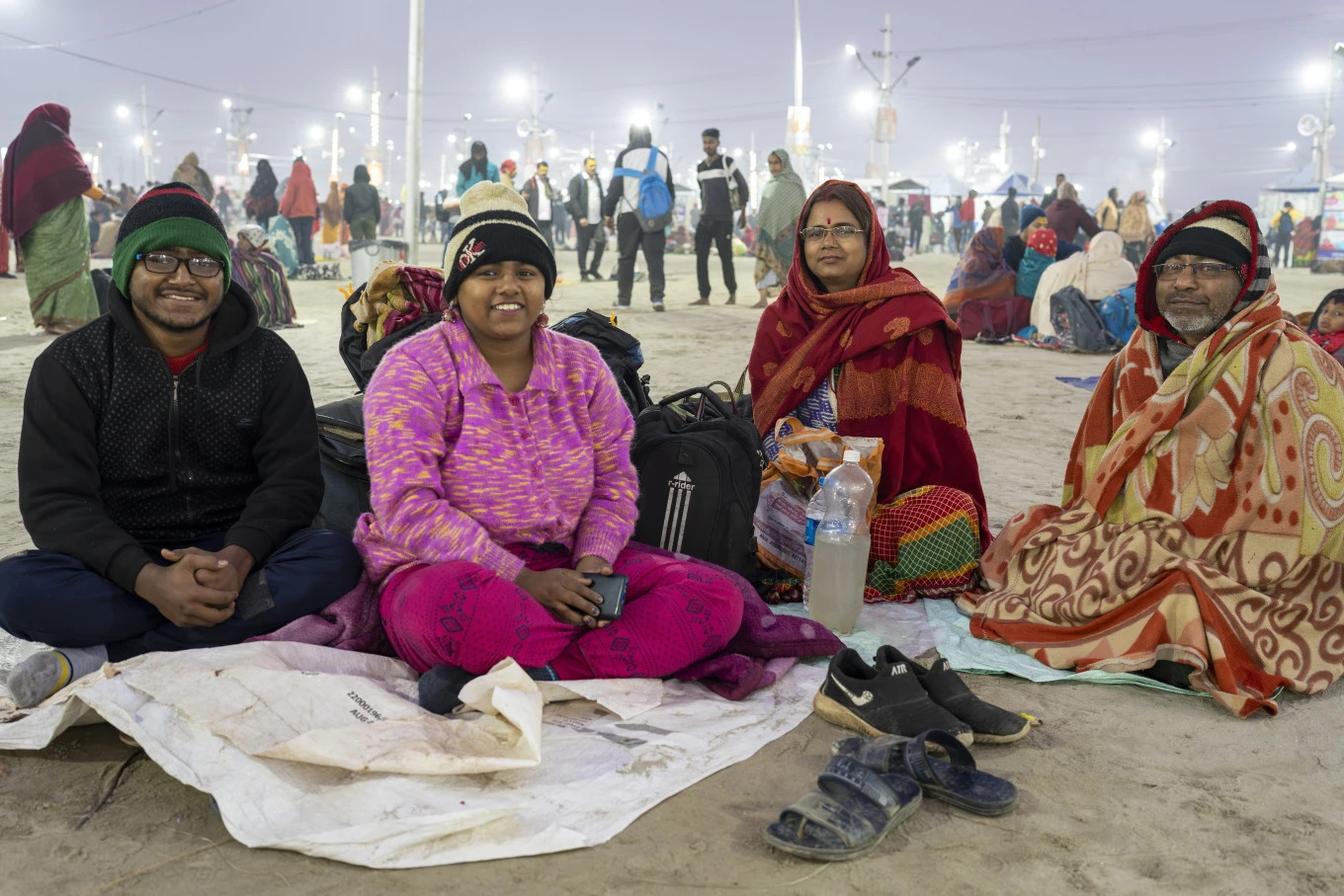 Tương tự ông Dube, nhiều người cũng chuẩn bị những bữa ăn đơn giản mang từ nhà đến lễ hội. Họ chấp nhận ngủ ngoài trời, chịu đựng cái lạnh với chăn mỏng và không có nệm. Ảnh: AP. Tương tự ông Dube, nhiều người cũng chuẩn bị những bữa ăn đơn giản mang từ nhà đến lễ hội. Họ chấp nhận ngủ ngoài trời, chịu đựng cái lạnh với chăn mỏng và không có nệm. Ảnh: AP.