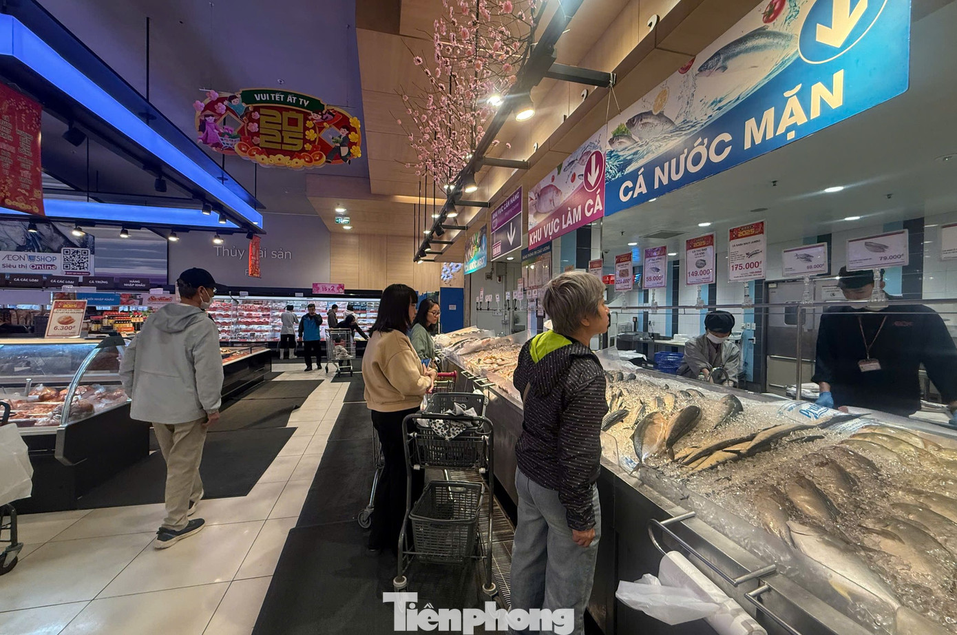 Anh N.Đ. (nhân viên bán hàng tại Aeon Mall Long Biên) cho biết, từ sáng đến chiều 24/1 anh mới bán được 1 đơn hàng. “Lượng mua năm nay giảm hẳn so với năm ngoái, khách hàng thưa vắng. Hàng hóa ế ẩm, dù giảm sâu cũng không có người hỏi”, anh Đ. nói.