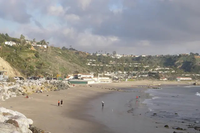 Hình ảnh những ngôi nhà ven biển Malibu ở Los Angeles trước (ảnh trái) và sau (ảnh phải) khi bị cháy rụi vì đám cháy rừng lịch sử. Ảnh: Reuters.