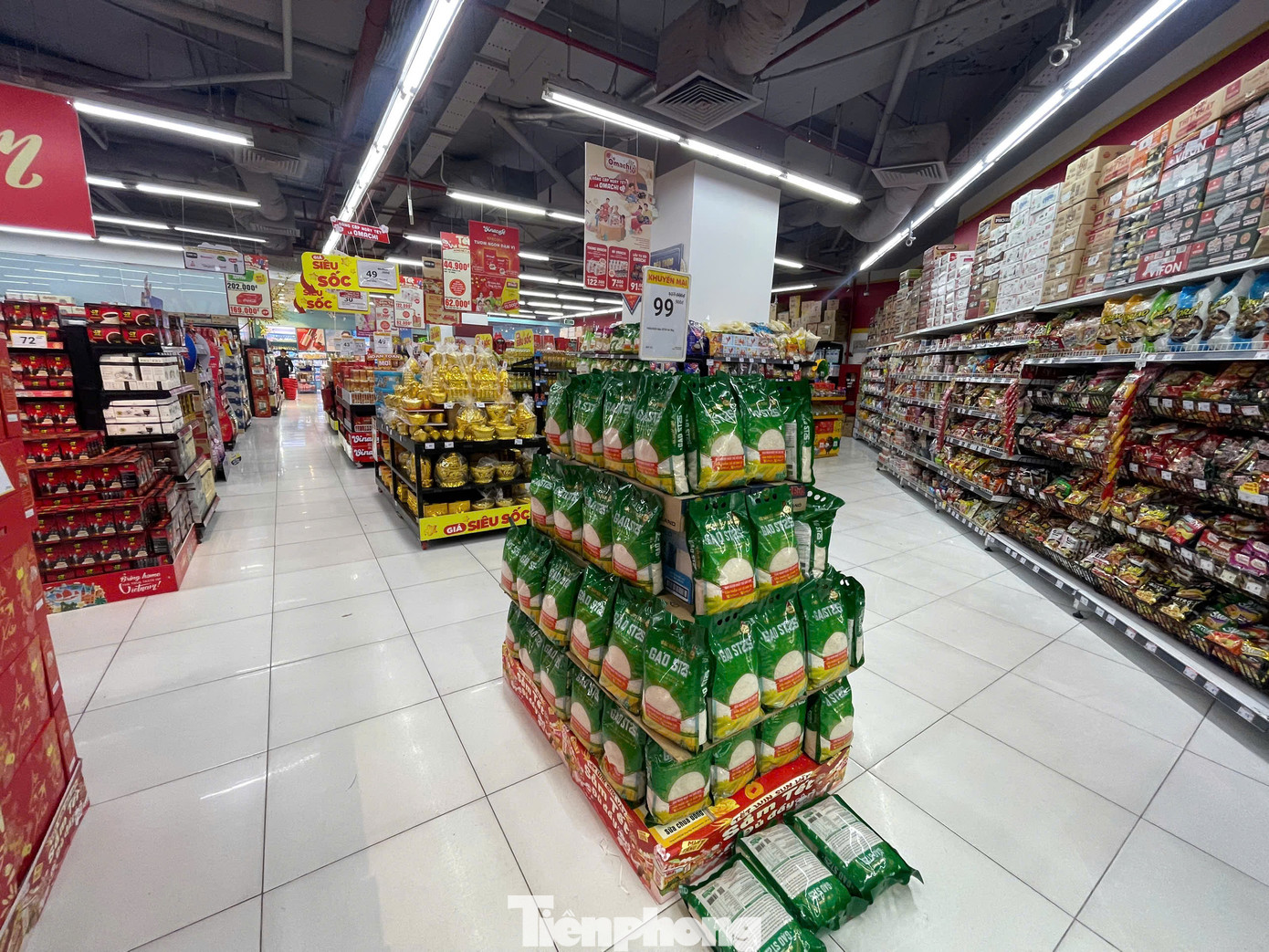 Không chỉ các quầy hàng xa xỉ, tầng siêu thị TTTM cũng rơi vào tình cảnh “vắng như chùa bà đanh”.