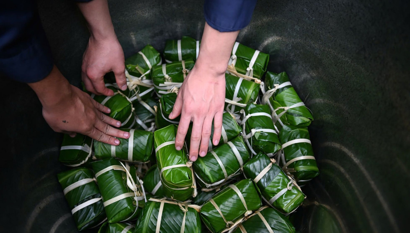 Bánh chưng và bánh tét - những món ăn truyền thống làm từ gạo nếp - là không thể thiếu ngày Tết ở Việt Nam. Ảnh: Sinh viên. Bánh chưng và bánh tét - những món ăn truyền thống làm từ gạo nếp - là không thể thiếu ngày Tết ở Việt Nam. Ảnh: Sinh viên.