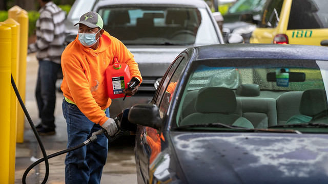 Nhiều chuyên gia nghi ngờ về khả năng tân Tổng thống Trump có thể giúp làm hạ giá xăng xuống dưới 2 USD/gallon (tương đương 13,365/lít) và tăng sản lượng dầu khí. Ảnh: AP. Nhiều chuyên gia nghi ngờ về khả năng tân Tổng thống Trump có thể giúp làm hạ giá xăng xuống dưới 2 USD/gallon (tương đương 13,365/lít) và tăng sản lượng dầu khí. Ảnh: AP.