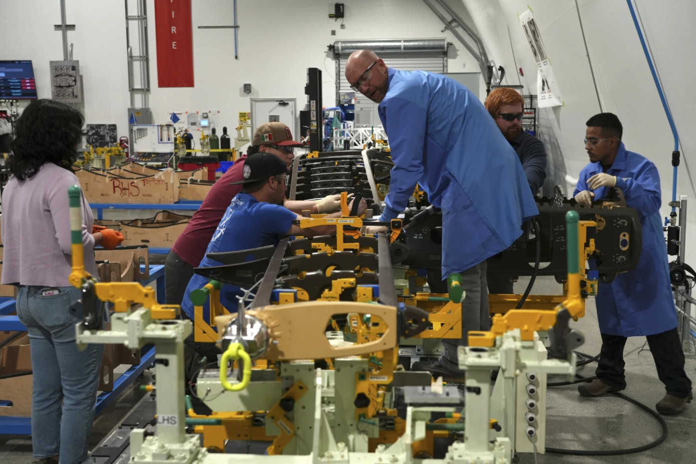 Hành trình đưa taxi bay lên bầu trời còn nhiều khó khăn. Ảnh: AP.