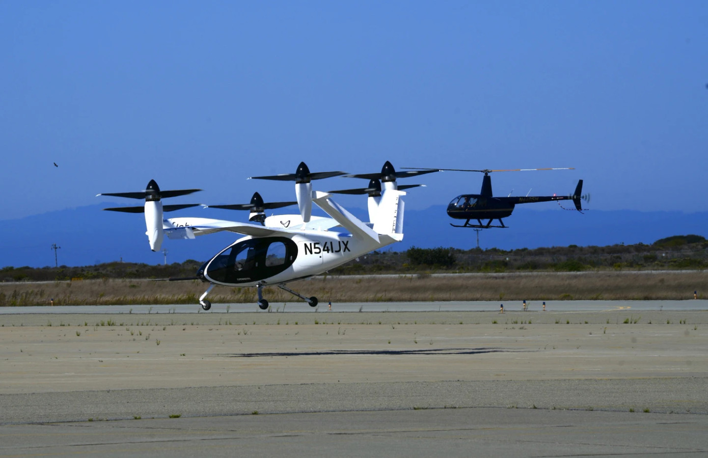 Hành trình đưa taxi bay lên bầu trời còn nhiều khó khăn. Ảnh: AP.